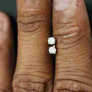 Pendientes de Diseño de Moda en Oro Rosa de 14 Quilates con Diamante Tallado Certificado por IGI para Regalos del Día de San Valentín - Product Image 1