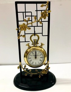 Horloge de table de montre de poche dorée avec cadre floral noir mêlant décor moderne et charme vintage pour salon ou bureau - Product Image 1