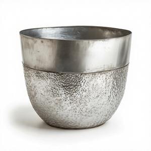Maceta de plata de alto brillo en forma martillada tradicional hecha para esquinas de sala de estar o temas de decoración navideña - Product Image 4