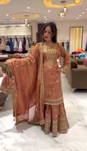 ชุดปาร์ตี้สวมด้านบนด้านล่างและ dupatta กับงานปักลำดับหนัก - Product Image 6