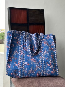 กระเป๋าผ้าคอตตอนสไตล์โบฮีเมียนลายดอกไม้บุผ้าคอตตอนขนาดใหญ่กระเป๋าช้อปปิ้งสำหรับผู้หญิงสีตามสั่ง - Product Image 4