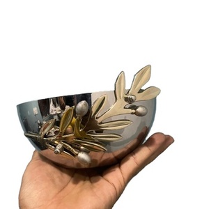 Cuenco de comida de diseño admirable en acero inoxidable con gran forma redonda, perfecto para servir sopa y platos deliciosos - Product Image 1