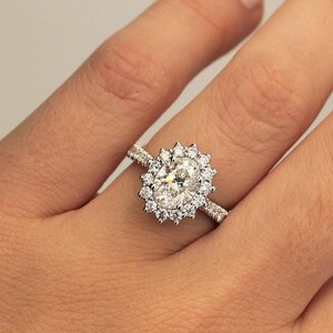 Anillo de compromiso de Halo floral CZ blanco de corte ovalado de 10x8mm en plata chapada en oro | Pave Band Classic Bridal Wedding Jewelry - Product Image 4