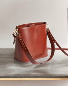 Sac à dos en cuir brun Royal Edition avec design compact et texture lisse - Product Image 5