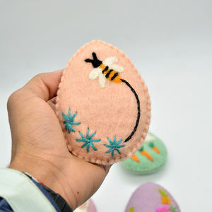 Huevo de Pascua de fieltro de lana natural para decoración, huevo de fieltro ecológico hecho por mujer nepalesa. - Product Image 4