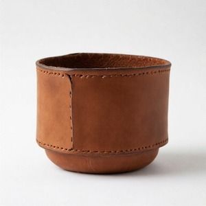 Olla de cuero en miniatura suave y cálida con construcción artística que ofrece un diseño orgánico para esquinas verdes interiores tranquilas - Product Image 3