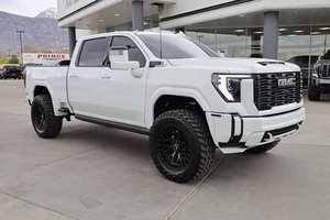 Potente y Confiable G M C Sierra 3500 HD Denali, Tracción en las Cuatro Ruedas, Cabina Doble - Product Image 3