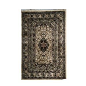 Nueva Colección de Alfombras Bordadas con Motivos Florales de la India para Sala de Estar y Dormitorio, de Fabricante Indio de Alfombras - Product Image 1
