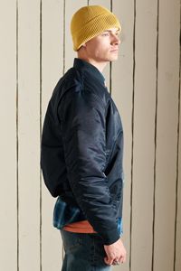 เสื้อแจ็คเก็ตบอมเบอร์ทรงโอเวอร์ไซส์สำหรับผู้ชาย สไตล์นักบิน MA1 กันน้ำ กันลม ผ้าโพลีเอสเตอร์/ไนลอนหนา พร้อมโลโก้ด้านหน้า - Product Image 4