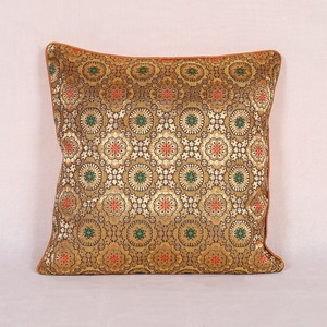 Housse de coussin décorative en brocart d'or doux avec motif floral indien pour la décoration intérieure, le salon, le canapé et la chambre à coucher. - Product Image 2
