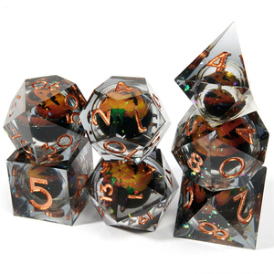 Les dés <span class=keywords><strong>Rpg</strong></span> polyédriques à bords tranchants contiennent un ensemble de dragons de boules de citrouille mobiles et de dés de jeu de donjon - Product Image 2