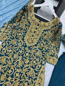 Beau haut-bas et Dupatta avec une broderie lourde et un travail à la main en pierre - Product Image 2