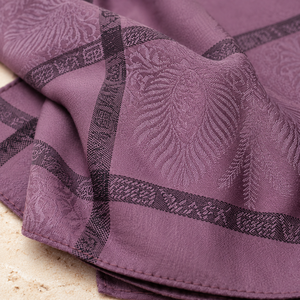 Foulard carré en voile jacquard uni Wafa, design encadré, toucher doux comme du coton, respectueux de la peau, toutes saisons, 110x110 cm - Product Image 3