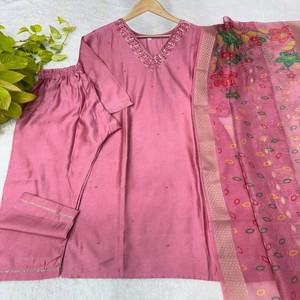 Ensemble de pantalons Premium Gadwal Soft Kurti avec col artisanal et jacquard Zari Dupatta Ethnic Collection 3 pièces - Product Image 2