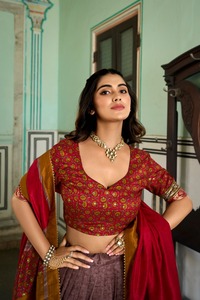 Lehenga Choli de seda Tussar con estampado Kasmiri y trabajo en lámina para bodas, fabricante y proveedor de moda femenina de Surat. - Product Image 3