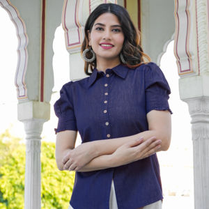 Elegante Camisa de Mezclilla Azul para Mujer con Mangas Abullonadas y Cuello de Camisa, Diseñada para un Uso Diario Cómodo y Casual en la Oficina o de Viaje - Product Image 1