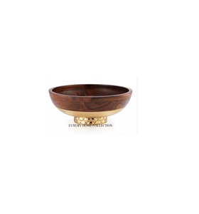 Bol en bois durable avec support en métal doré surface lisse et attrait intemporel idéal pour un décor de cuisine de ferme classique - Product Image 1