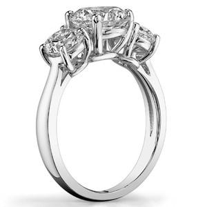 Bague de fiançailles classique de luxe SHREYA DIAM en moissanite à trois pierres brillantes, en argent sterling 925 plaqué rhodium, sertie à griffes - Product Image 2