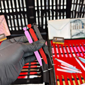 Pinces à cils en acier inoxydable de haute qualité pour les artistes des cils, couleur rouge, nouveaux designs de poignées personnalisés, logo personnalisé, pointe à 90 degrés - Product Image 6