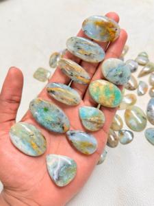 Cabochon d'opale péruvienne naturelle de meilleure qualité pierre précieuse verte pour la décoration intérieure bijoux forme mixte pierres précieuses en vrac - Product Image 3