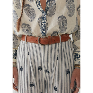 Cinturón Federica para Hombre y Mujer, Lujoso y Clásico, de Cuero Vacuno Color Caramelo, Cuero de Cocodrilo, Cuero Genuino, Estilos Casuales y Formales - Product Image 2