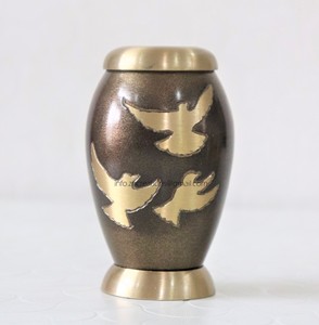 Petite urne en laiton du fabricant gravée à la main oiseaux souvenir en métal bijoux de crémation pour cendres humaines fournitures funéraires - Product Image 4