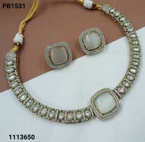 Collier ras du cou indien fantaisie traditionnel et à la mode couleur or Kundan perle boucles d'oreilles ensemble avec Mangtikka pour femmes et filles - Product Image 2