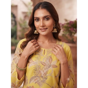 Égayez Votre Garde-Robe Saisonnière avec Cette Robe Tricolore Jaune Brodée et Imprimée en Coton Respirant pour Femme, Modèle Trois Quarts, Vibrante, Joyeuse et Élégante - Product Image 2