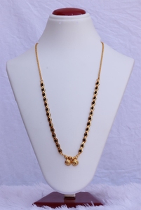 Elegante Conjunto Tradicional de Mangalsutra Chapado en Oro para Mujer con Cadena de Cuentas Negras de Diseño y Pendientes a Juego - Product Image 4