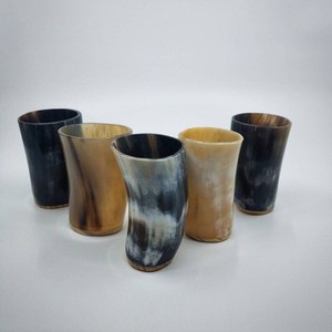 Vente en gros tasse à boire en corne de buffle naturelle de style viking unique avec des sculptures décoratives d'animaux pour les événements médiévaux - Product Image 5