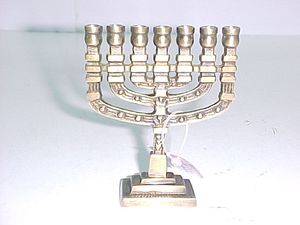 เชิงเทียนทองเหลืองชุบร้อนขายสองโทนหรูหราของราชวงศ์ชาวยิวแกะสลักออกแบบ menorah เชิงเทียนยืนวัด menorah - Product Image 6