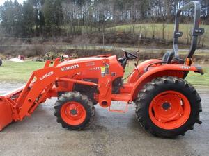 เกียร์ 8 สปีดเดินหน้า 4 สปีดถอยหลัง (Synchro-Shuttle) รถแทรกเตอร์ Kubota L2501 มือสอง 25 แรงม้า เกียร์ 4WD สำหรับขาย - Product Image 4