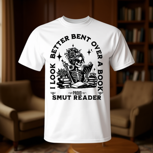 T-Shirt 'Accovacciato su un Libro' per Lettori di Contenuti Erotici - Mi Sembro Meglio - Prodotto Promozionale - Product Image 3