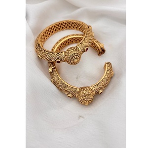 ชุดเครื่องประดับกำไลข้อมือ Kada ของนักออกแบบในราชวงศ์ที่มีสไตล์แบบดั้งเดิมสำหรับผู้หญิงสำหรับพิธีหมั้น - Product Image 1