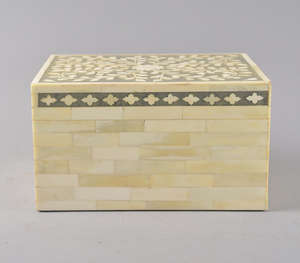 Boîte décorative de luxe artisanale en incrustation d'os, avec un motif élégant de vignes florales blanches sur un fond gris, rectangulaire - Product Image 2