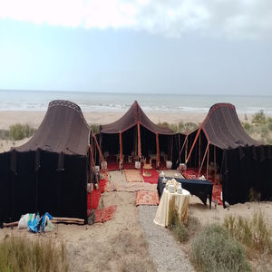 Tentes en poils de chèvre du Sahara, abris nomades traditionnels du désert, adaptés au climat, à la culture et à la vie durable en Afrique du Nord - Product Image 1