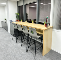 Table de bar moderne en bois avec tabourets, comptoir de bar haut, îlot de cuisine pour bureau ou salle de pause