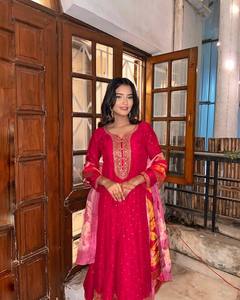 Lancement de la nouvelle collection de vêtements en soie romaine moderne, Kurti Pent avec dupatta, adapté aux occasions de fête et festives - Product Image 1