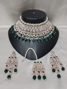 Conjunto de Collar Gargantilla Plateado con Piedras de Esmalte Verde, Detalles de Perlas y Pendientes a Juego - Product Image 2