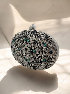 Sac à main de soirée ovale en métal argenté fait main de luxe avec travail de filigranes floraux Détail en cristal Sac à main pour femmes pour fête de mariage - Product Image 3