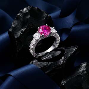 Anillo de Lujo Elegante con Tres Piedras Rosadas, Corte Redondo, Engaste de Tres Puntas, Acabado en Tono Plateado Pulido, Anillo de Declaración para Mujer - Product Image 5