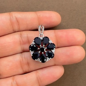 จี้รูปดอกไม้ประดับพลอยออนิกซ์สีดำธรรมชาติ 100% สำหรับผู้หญิงจาก Rhaya Jewels ชุบโรเดียมบนเงินสเตอร์ลิง ดีไซน์เรียบหรู - Product Image 4