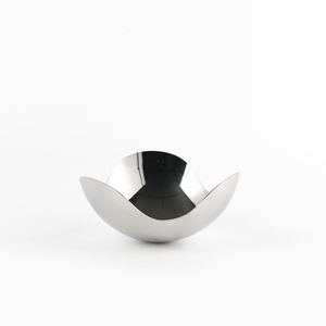 Tazón clásico de metal para servir comida en la cocina con calidad duradera y resistente. - Product Image 3