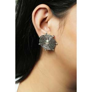 Pendientes de Plata 925 con Diseño de Chakra Karigari, Perla y Bisel Geométrico, Estilo Moderno para Fiestas - Product Image 1