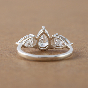 Anillo de compromiso de diamante de corte de pera cultivado en laboratorio, de 14K oro sólido, certificado IGI, lujoso anillo de regalo con ajuste de 3 piedras para mujer - Product Image 4