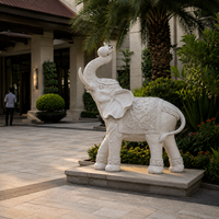 Statue d'éléphant en résine blanche personnalisée avec trompe relevée et couverture sculptée pour la décoration de la maison, de l'hôtel et de la villa