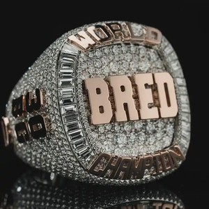 Anillo Unisex de Plata 925 con Incrustaciones de Diamantes Moissanite VVS, Diseño Cuadrado Personalizado con Letra, Estilo Hip Hop Brillante - Product Image 1