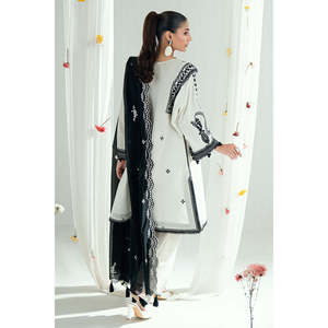 ชุดสูทผ้าลอนปักลาย 3 ชิ้นสำหรับผู้หญิง รุ่น DN-62032 พร้อมผ้าคลุมไหล่ปักลาย ประกอบด้วยเสื้อ กางเกงขายาว และผ้าคลุมไหล่ - Product Image 3