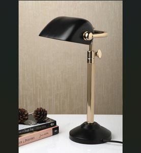 Lámpara de mesa de metal hecha a mano, luz cálida y elegante, perfecta para la decoración del hogar, mesa auxiliar de dormitorio o iluminación de sala de estudio elegante - Product Image 3