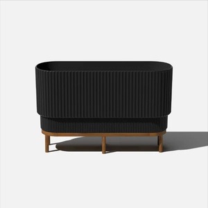 Maceta de metal negro de lujo diseñada para combinar estética moderna con vegetación natural para un ambiente hogareño elegante - Product Image 4